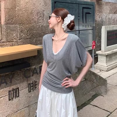 Relaxed and casual V-neck oversized short-sleeved t-shirt for spring and summer,