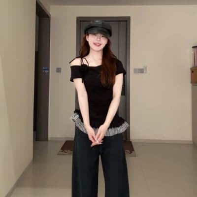 Short-sleeved T-shirt/top for women.