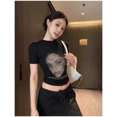 Short-sleeved portrait print T-shirt for women
